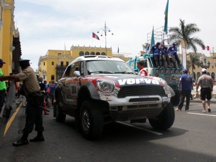 Dakar 2012. Za chwilę z auta wysiądzie Krzysztof Hołowczyc....