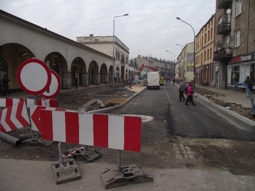 Przebudowa Modrzejowskiej w Będzinie [ZDJĘCIA]. Jest już asfalt, chodniki i pierwsza latarnia