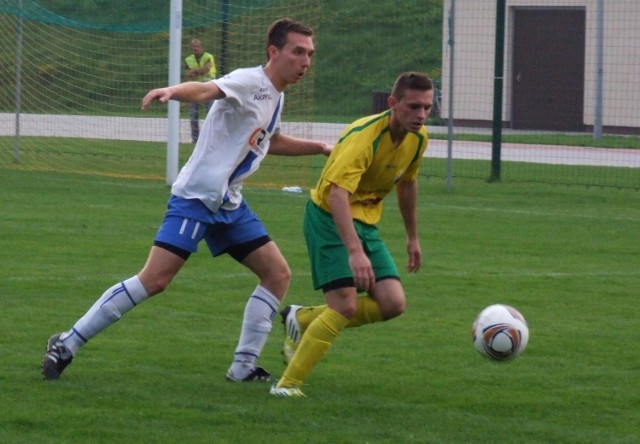 Tomasz Dubiel (z prawej, Brzezina) stara się uciec obrońcy Unii Michałowi Domżałowi. W Osieku, w meczu V ligi piłkarskiej, miejscowa Brzezina przegrała z Unią 1:3.