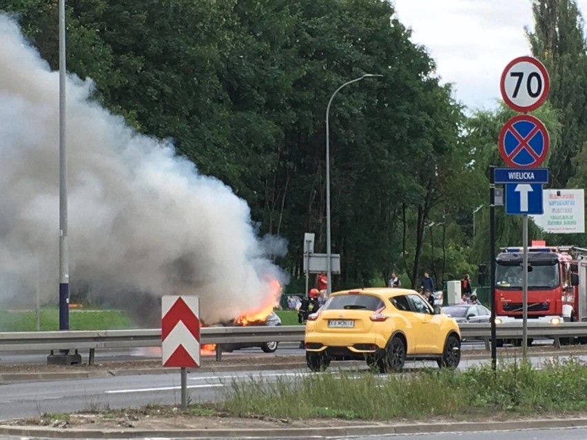 Pożar samochodu na ul. Kamieńskiego w Krakowie [ZDJĘCIA INTERNAUTY]