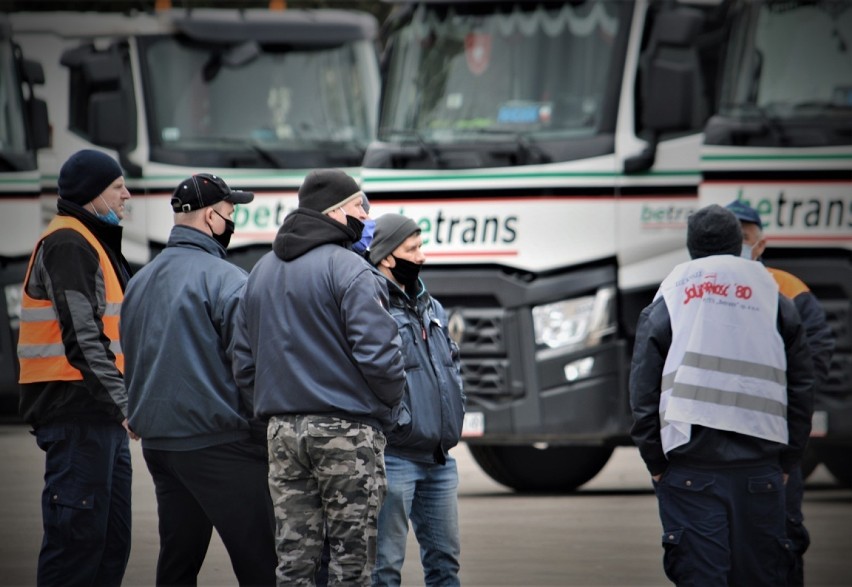 Bełchatów. Trwa strajk w spółce Betrans. PGE GIEK podlicza straty