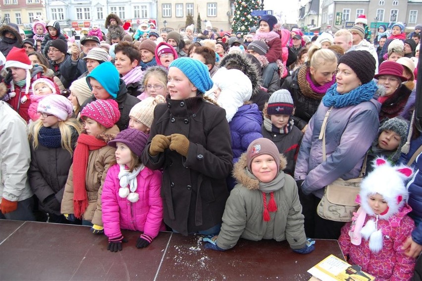 Kartuzy. Mikołaj przyjechał w kabriolecie i obdarował dzieci śmiechem, cukierkami i paczkami