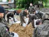 Żołnierze w Bielsku-Białej i Bieruniu umacniają wały przeciwpowodziowe i usuwają skutki podtopień