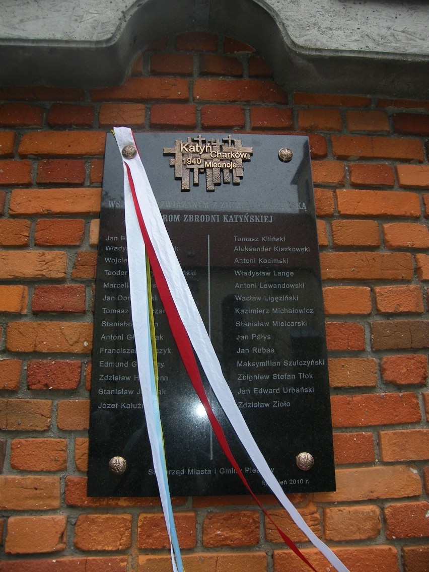 W 2010 roku na Murze Pamięci odsłonięto pamiątkową tablicę...
