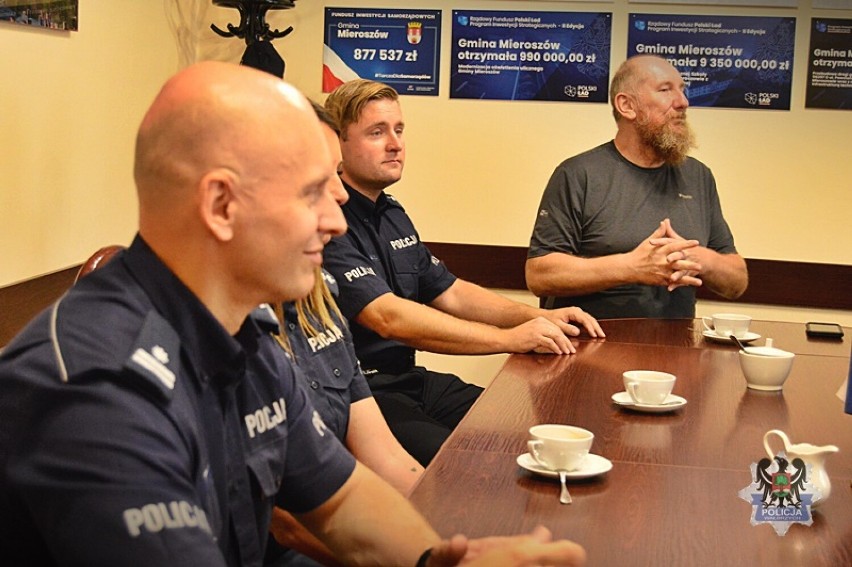 Burmistrz Mieroszowa podziękował policjantom oraz jednemu z...