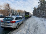 Śmiertelny wypadek w gminie Kluki koło Bełchatowa. Pod ciężarówką zginął młody mężczyzna