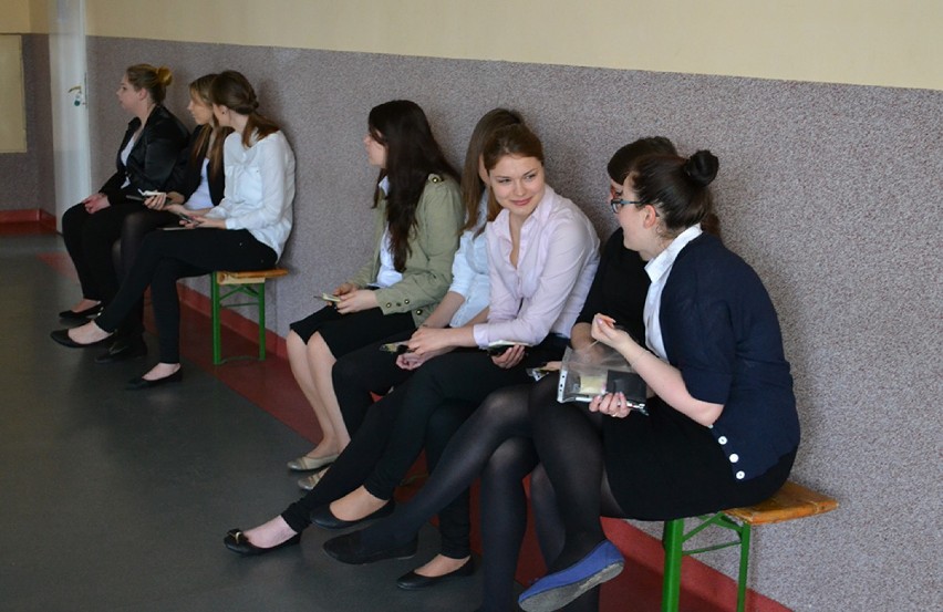 Matura w Tczewie: młodzież maturalna z "Ekonomika" mierzy się z królową nauk [FOTO, WIDEO]