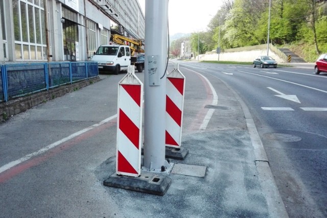 Maszt sygnalizacji świetnej usytuowany na ścieżce rowerowej przy ul. Partyzantów (w rejonie skrzyżowania z ul. Karpacką).