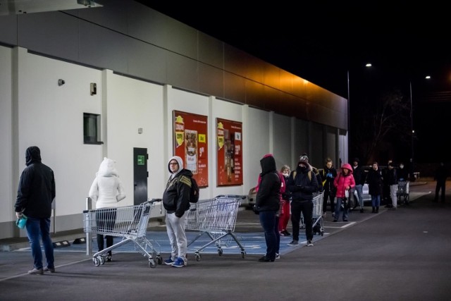 Nowe godziny otwarcia sklepów. Markety czynne całą dobę. W jakich godzinach jest otwarta Biedronka, Lidl, Auchan i Kaufland? 
Niemal wszystkie sieci handlowe wydłużyły godziny funkcjonowania swoich sklepów ze względu na utrudnienia związane z epidemią koronawirusa.

Sprawdź, jak pracuje Lidl, Biedronka, Auchan i Kaufland - KLIKNIJ DALEJ