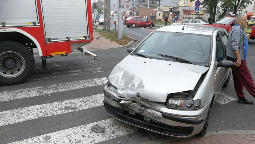 Wypadek na skrzyżowaniu ulic Wiejska - Długa. Dostawczak dachował [zdjęcia]