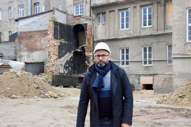 Michał Kotański, dyrektor Teatru imienia Żeromskiego w Kielcach na placu budowy.