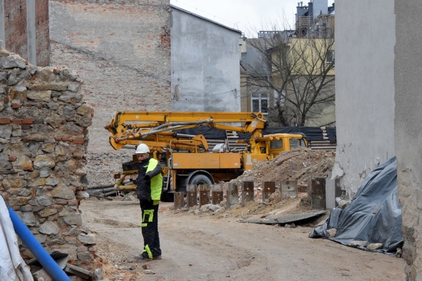 Trwa remont Teatru imienia Stefana Żeromskiego w Kielcach. Przygotowania do wielkiego wykopu na dziedzińcu. Zobacz film i zdjęcia