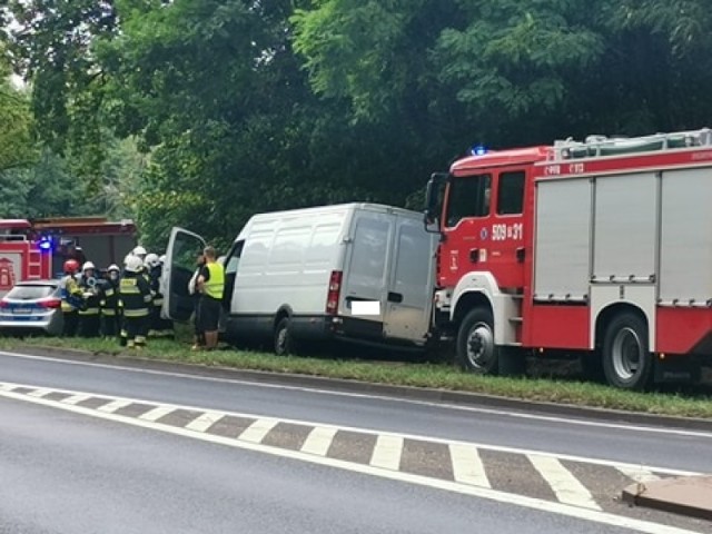 Samochód dostawczy uderzył w barierki ochronne w Kwilczu (24.08.2020).