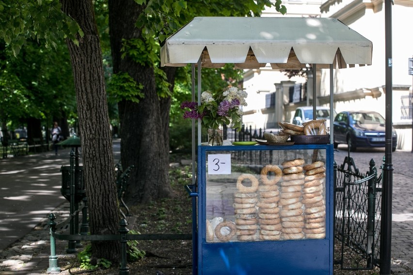 Obwarzanki wróciły do centrum Krakowa z nową ceną. Teraz kosztują niemal tyle co bochenek chleba [8.05.]