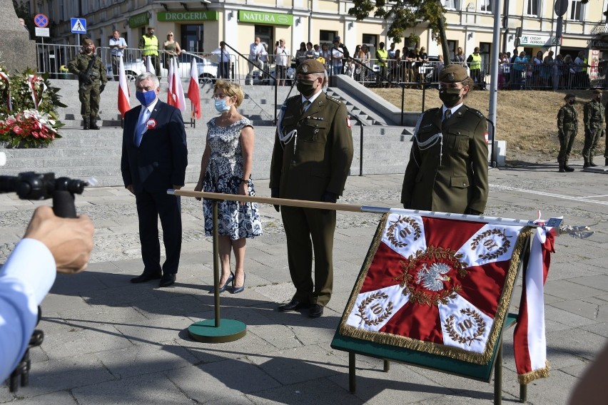 Wręczono sztandar 10. Świętokrzyskiej Brygadzie Obrony Terytorialnej. Uroczystość oglądało wielu mieszkańców Kielc i regionu (ZDJĘCIA)