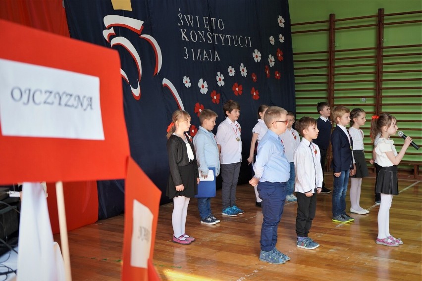 Uczniowie SP nr 4 w Puławach uczcili rocznice uchwalenia Konstytucji 3 Maja [ZOBACZ ZDJĘCIA]