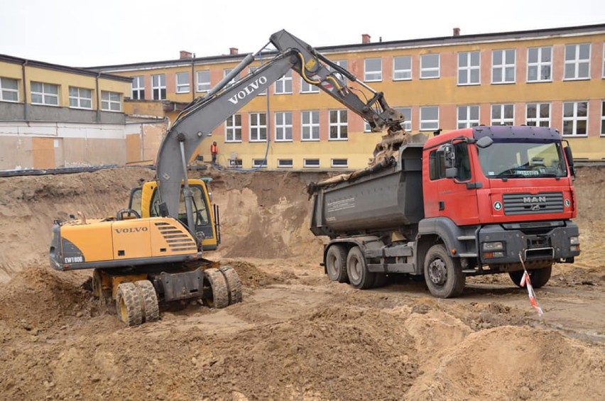 Budowa basenu już ruszyła. Prace przebiegają zgodnie z planem (zdjęcia)