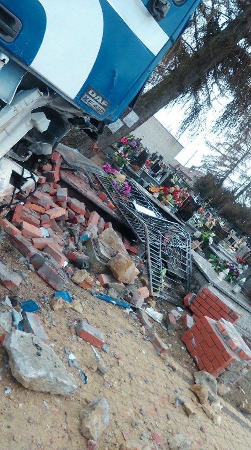 Wierzchlas: Kierowca tira uszkodził mur okalający cmentarz