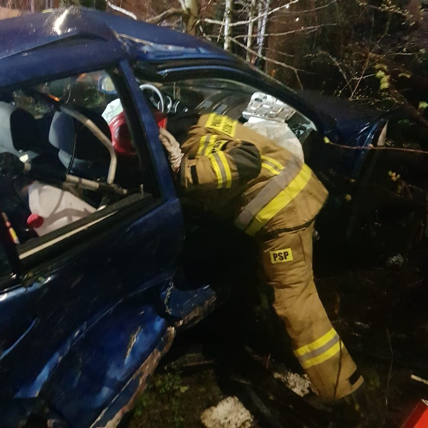 Wypadek na skrzyżowaniu w Skarżysku. Jedna osoba zmarła, dwie są ranne