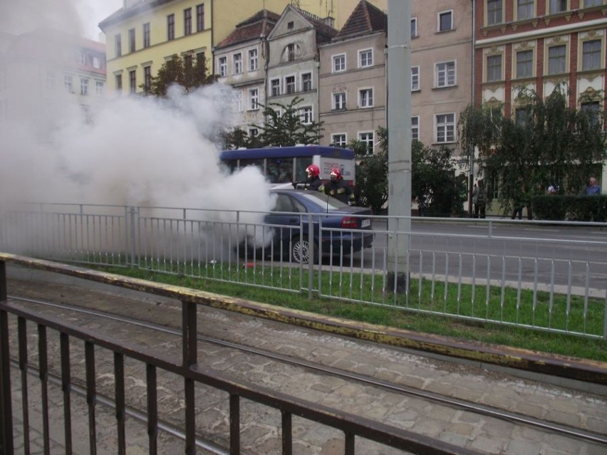 Wrocław: Płonął samochód na ul. Kazimierza Wielkiego (ZDJĘCIA)
