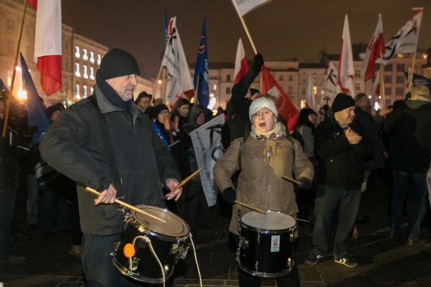"Tu jest Polska" - demonstracja KOD na Rynku w Krakowie [ZDJĘCIA, WIDEO]