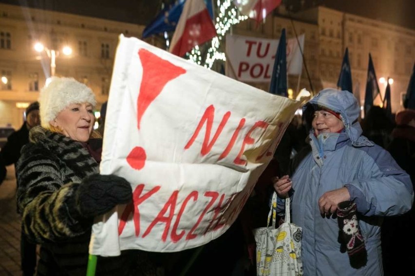 "Tu jest Polska" - demonstracja KOD na Rynku w Krakowie [ZDJĘCIA, WIDEO]