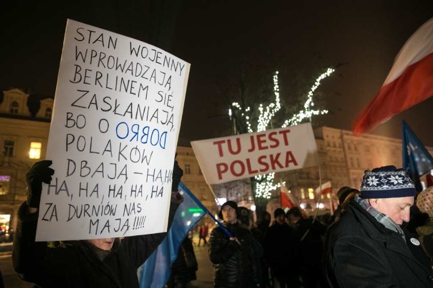 "Tu jest Polska" - demonstracja KOD na Rynku w Krakowie [ZDJĘCIA, WIDEO]