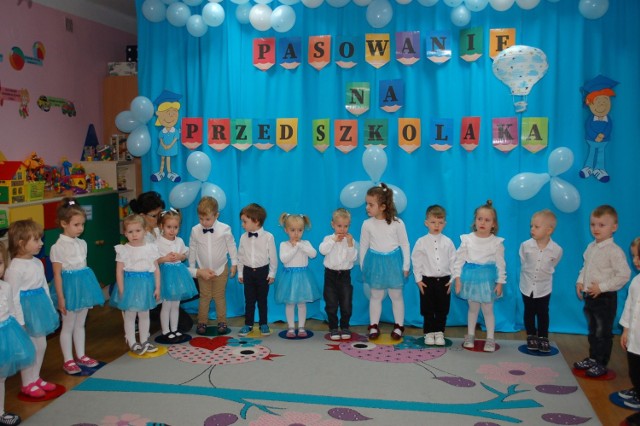 Pasowanie na przedszkolaka w Przedszkolu numer 2 "Bajkowa Ciuchcia" w Jędrzejowie. Były upominki i poczęstunek dla maluchów.