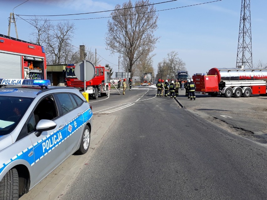 Policjanci z Radziejowa zabezpieczali miejsce rozszczelnienia cysterny z łatwopalną substancją chemiczną [zdjęcia, wideo]