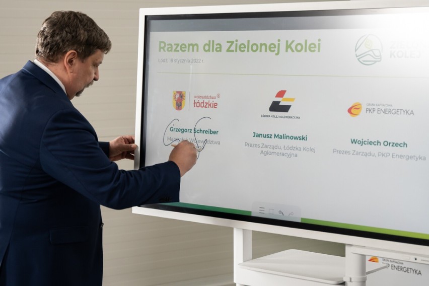 Zielona Kolej w Łódzkiem. Przewozy ŁKA od 2022 roku zasilane z odnawialnych źródeł energii. Do 2028 roku w całości. Jest umowa ZDJĘCIA