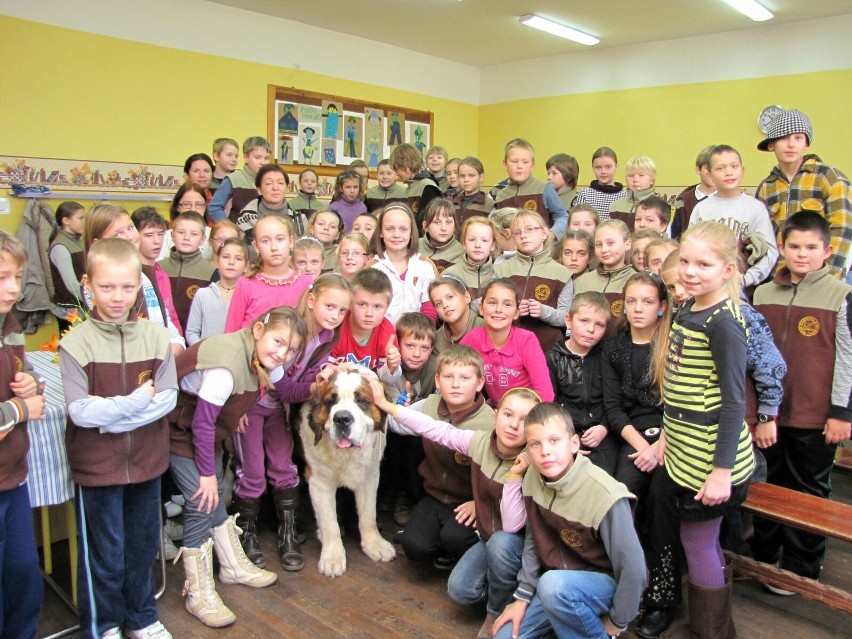 Sieraków - Finał miesięcznej zbiórki karmy dla psów [ZDJĘCIA]