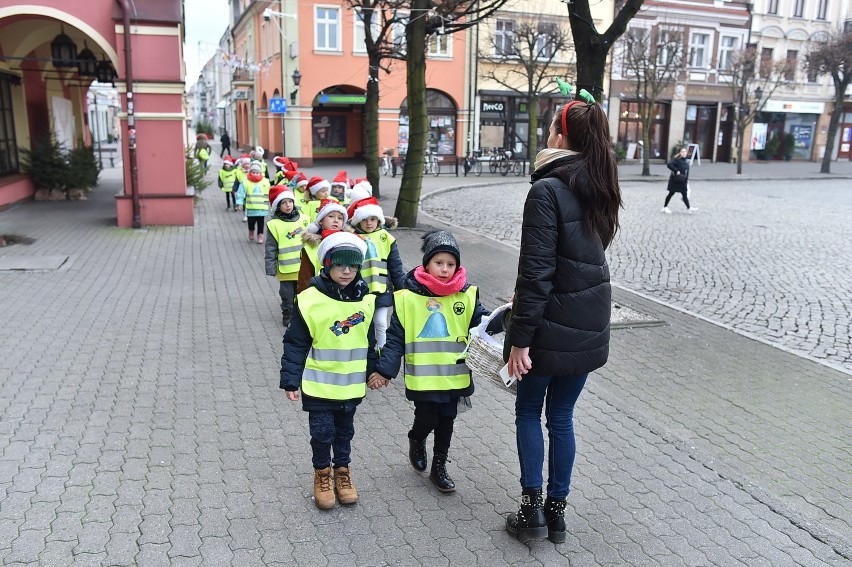 Leszno. Piękna akcja leszczyńskich przedszkolaków.  Rozdawały prezenty i życzenia mieszkańcom w centrum miasta [ZDJĘCIA]