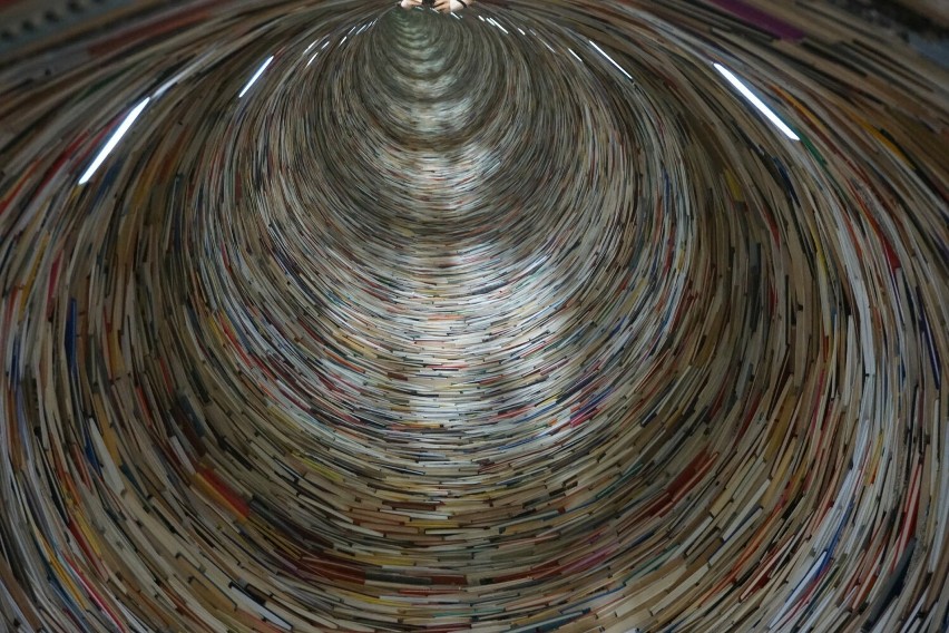 „Wieża z książek" to instalacja artystyczna, której autorem...