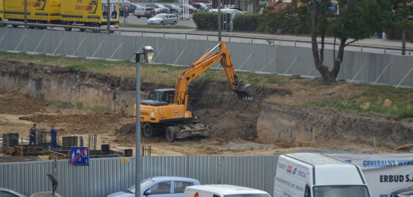 Budowa galerii handlowej w Malborku. Zdjęcia placu budowy