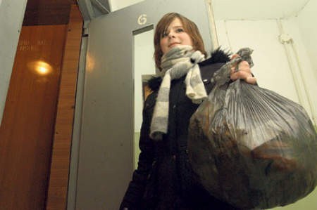 Żeby teraz wynieść śmieci, muszę zjechać windą &amp;#8211; mówi Magda Puzoń, mieszkająca w bloku przy ul. Doliny Miętusiej.
