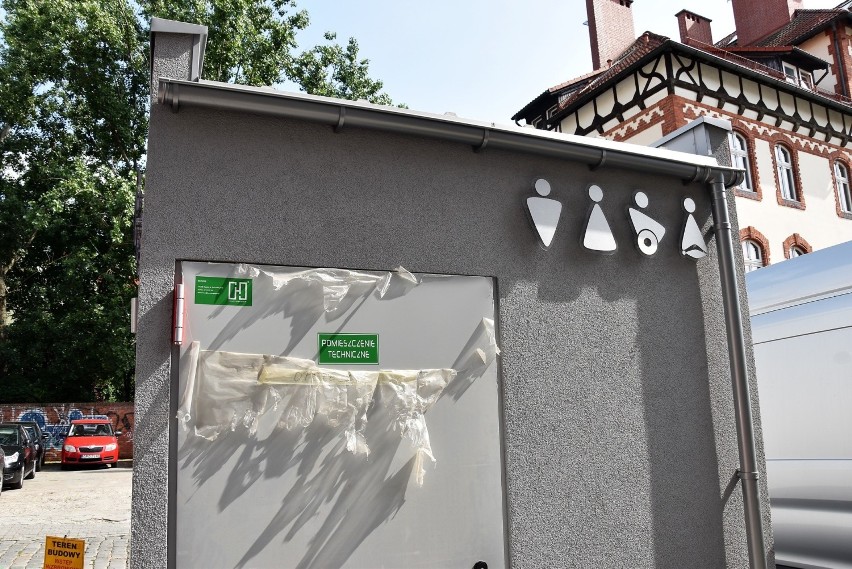 Toaleta bezdotykowa przy skrzyżowaniu ulic Młyńskiej i...