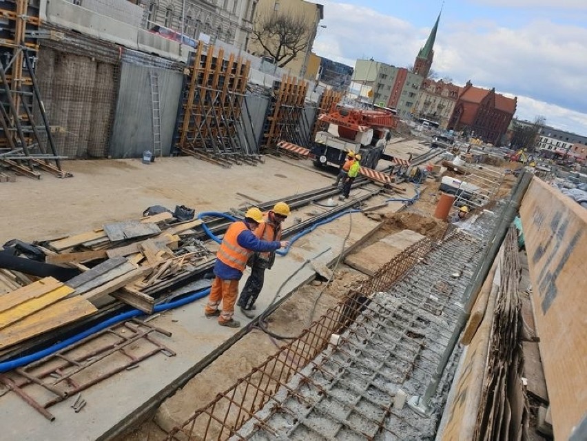 Obecnie wykonawca prowadzi intensywne prace w wykopie, który...