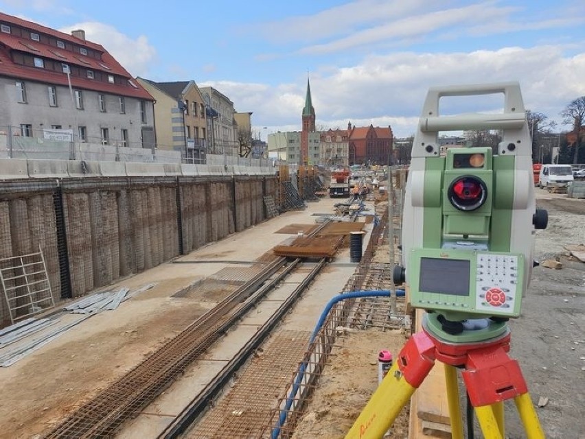 Kontynuowane są również prace przy murze oporowym, który...