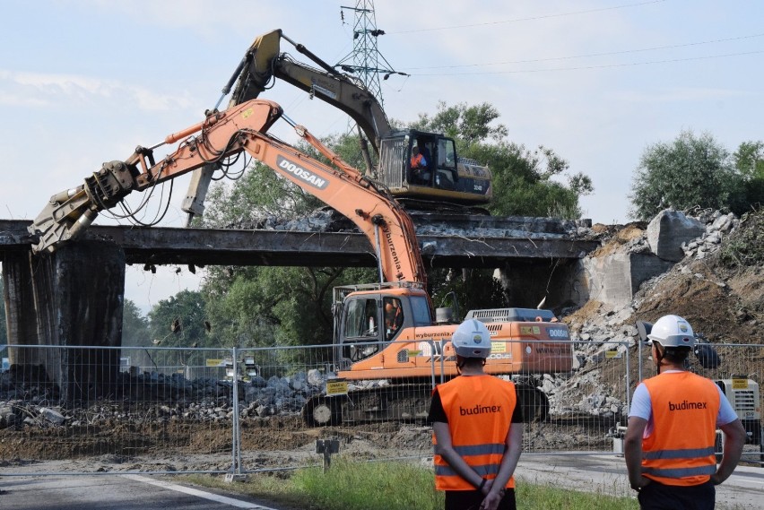 W związku z wyburzaniem wiaduktu w Czechowicach-Dziedzicach...
