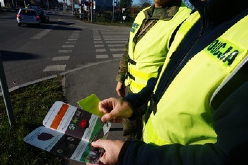Lubliniec: policja, żandarmeria i sokiści przy przejeździe kolejowym na ul. Częstochowskiej. To działania w ramach kampanii ZDJĘCIA
