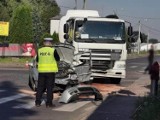 Wypadek samochodu osobowego z cysterną w Trzebini. Ciężko ranna kierująca osobówką