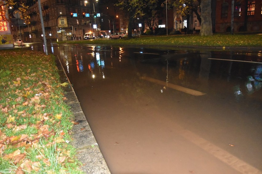 Awaria wody w Legnicy, pękła główna magistrala pod ulicą Muzealną