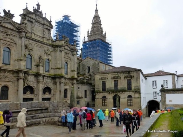 W Santiago de Compostela zbiegają się wszystkie szlaki pielgrzymkowe Europy. Miasto położone jest na zachodnim pog&oacute;rzu G&oacute;r Kantabryjskich, ok. 35 km od wybrzeża Atlantyku. Fot.Isabella Degen