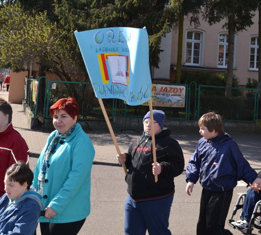 Światowy Dzień Autyzmu w Malborku [ZDJĘCIA]. Niebieski przemarsz ulicami miasta