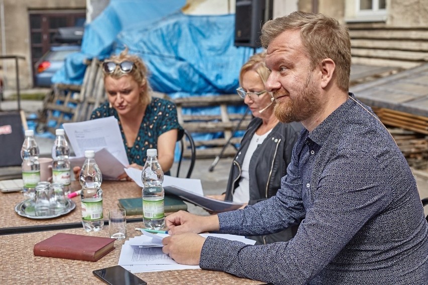 Na leżakach, pod chmurką. W kieleckim teatrze czytano nowele