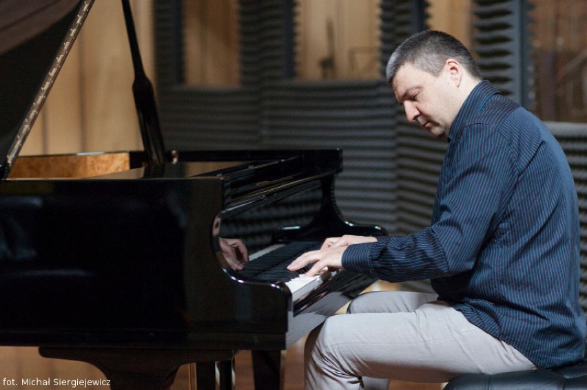 Kuba Stankiewicz zagra na fortepianie. Artysta to jeden z...