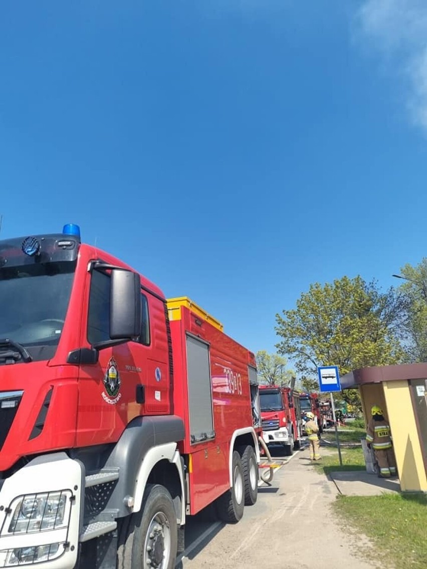 Groźny pożar zabudowań gospodarczych w Kierzkowie (gm. Przywidz). Na miejscu pracowało 7 zastępów straży. ZDJĘCIA [08.05.2023 r.]