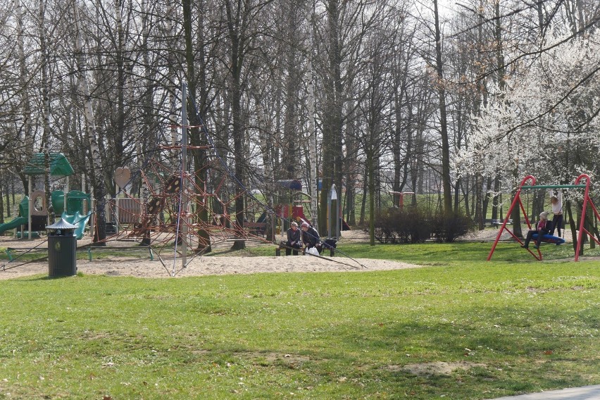 Legnica. Po weekendzie place zabaw pełne butelek po alkoholu