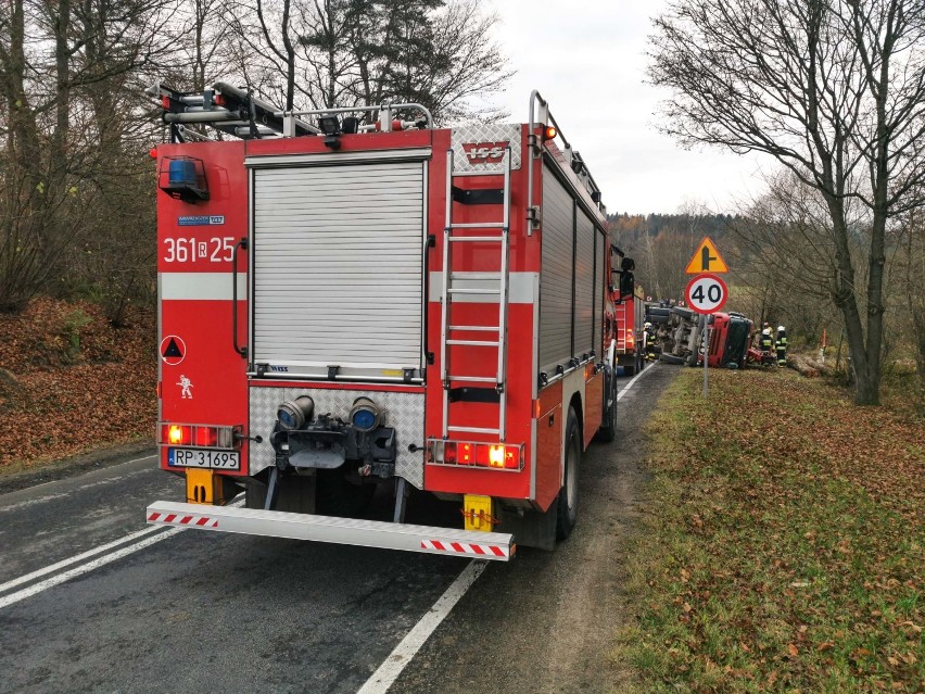 Wypadek w Olszanach. Na drodze krajowej nr 28 przewróciła się ciężarówka z drewnem. Ranny został kierowca [ZDJĘCIA]