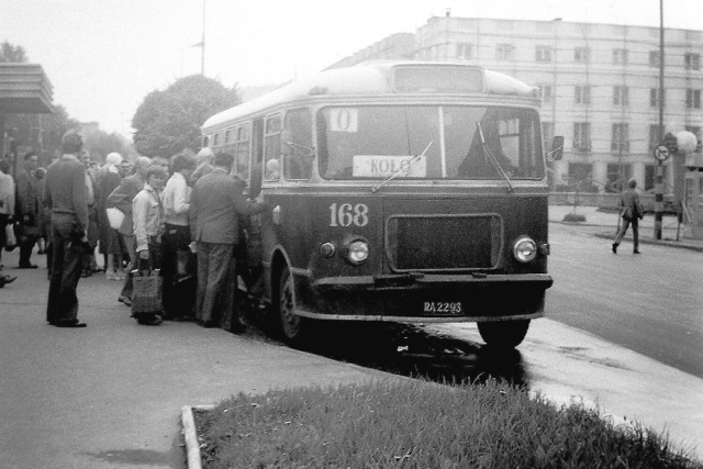 Autobusy marki San długo jeździły „w barwach” rzeszowskiego MPK. Widoczny na zdjęciu autobus obsługiwał popularną linię „Koło”. 
Data wykonania zdjęcia: maj 1979 r.